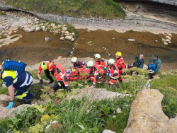 Evacuado en helicóptero un francés con traumatismo craneal al caer por un acantilado en Alfoz de Lloredo