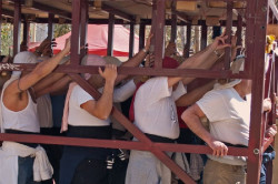 Expertos advierten del riesgo de lesión lumbar y cervical para los costaleros por la carga de los pasos