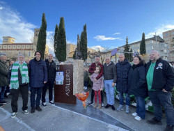 Familiares, vecinos y miembros del Racing y Sporting descubren el busto de Manolo Preciado en Astillero
