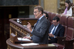 Feij&oacute;o acusa a S&aacute;nchez de "escapar para no decir la verdad" sobre la amnist&iacute;a: "Quien calla, otorga"