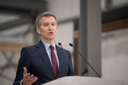 Feij&oacute;o critica ante el comisario de la UE de migraci&oacute;n la pol&iacute;tica migratoria de S&aacute;nchez, que tacha de "inhumana"