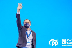 Feij&oacute;o da las gracias a Casado por sujetar la bandera del PP en  tramos del camino de "enorme dificultad"