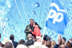 Feij&oacute;o pide a Ayuso una mayor&iacute;a absoluta en Madrid y ella le replica: "Presidente, l&iacute;branos del mal"