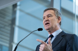 Feijóo reclama al Gobierno la contratación de más profesionales sanitarios