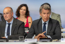 Feij&oacute;o se compromete a compensar a los usuarios de AVE "cuando los retrasos superen 30 minutos" si llega a Moncloa