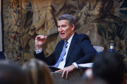 Feij&oacute;o tacha a S&aacute;nchez de presidente "florero" tras el acuerdo de PSOE-Junts en inmigraci&oacute;n