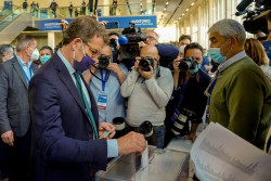 Feij&oacute;o vota en el Congreso que abrir&aacute; su etapa de liderazgo al frente del PP tras aplaudir el discurso de Casado
