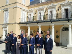 Feij&oacute;o y sus `barones` posan en foto de familia en el arranque de su cumbre auton&oacute;mica contra el cupo catal&aacute;n