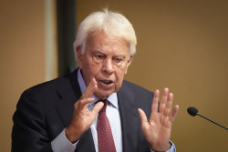 Felipe Gonz&aacute;lez anima a regularizar a los 500.000 migrantes irregulares que hay en Espa&ntilde;a: "No debe ser tan complicado"