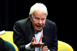 Felipe Gonz&aacute;lez cree que Espa&ntilde;a solo saldr&aacute; de la crisis "trabajando entre todos" y con "acuerdos de Estado"