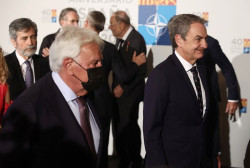 Felipe Gonz&aacute;lez lamenta el desinter&eacute;s de la juventud de la OTAN y la vuelta a "mirarse el ombligo"
