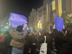 Feministas convocadas por la Comisi&oacute;n 8M recorren Madrid al grito de "Se Acab&oacute;" y con banderas palestinas