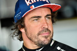 Fernando Alonso avisa a los Red Bull en Bar&eacute;in que ha vuelto y queda tercero