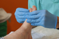 Fisioterapeutas advierten de efectos nocivos de caminar por la arena para la fascitis plantar