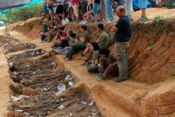 Fosas comunes constitucionales, por Alfonso Campuzano.