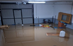Garajes y bodegas inundados en Tudela de Duero (Valladolid) por la crecida del r&iacute;o