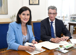 Gema Igual firma un convenio con el Colegio Notarial para agilizar la gestión del IBI y el impuesto de plusvalía