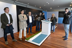 Gema Igual impondra el color azul del suelo de los jardines de Piquio como no podía ser de otra manera  descartado el esmeralda