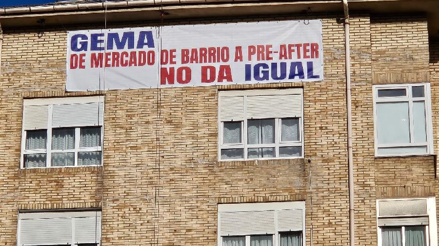 Gema Igual ordena retirar la pancarta de la Comisión Salvemos el Mercado de Puertochico infringiendo derechos ciudadanos de libertad de expresión