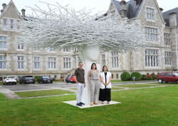 Gema, igual posa juntamente con el presidente de Autoridad Portuaria bajo una obra-escultura  de Manolo Valdés