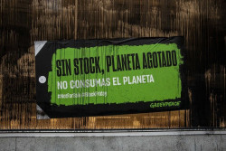 Greenpeace cubre escaparates de tiendas de moda r&aacute;pida en Madrid para denunciar el consumismo que "esquilma el planeta"