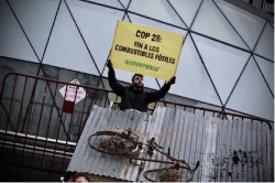 Greenpeace simula un desastre clim&aacute;tico en la Puerta del Sol con restos de la DANA de Madrid en v&iacute;speras de la COP28
