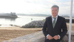 Guillermo Pérez-Cosío, dice que no se puede retirar el espigón de la Magdalena mientras Costas no asegure el relleno de arena