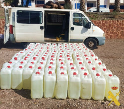 Hallan en N&iacute;jar una furgoneta abandonada con 2.900 litros de gasolina e investigan a su conductor