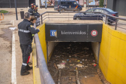 Hasta 50 efectivos, cuatro m&aacute;quinas y un kayak trabajan en sacar agua del Centro Comercial Bonaire de Valencia