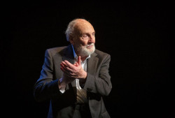 Héctor Alterio llega hoy al Palacio de Festivales con la obra `Una pequeña historia`