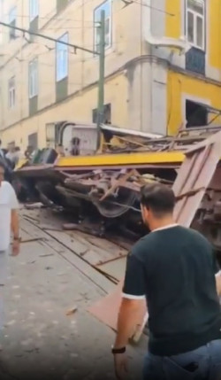 Heridas una veintena de personas al descarrilar un funicular en Lisboa