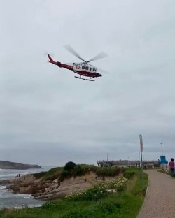 Herido con pronóstico reservado un surfista que se vio con problemas en La Maruca y lo llevan al aeropuerto porque Valdecilla no tiene helipuerto 