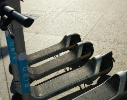 Herido el conductor de un patinete tras chocar con un coche, levantarse, continuar la marcha y caerse solo