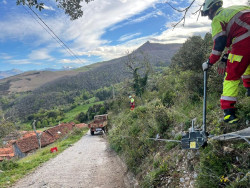  Herido el conductor de un tractor tras salirse de la v&iacute;a en Caba&ntilde;es