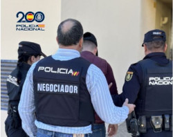 Heridos dos polic&iacute;as en Melilla en la detenci&oacute;n de un hijo que amenazaba a su padre con un cuchillo en el cuello