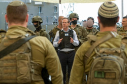 Herzog visita Gaza por primera vez desde el 7-O y defiende que Israel "actúa según el Derecho Internacional"