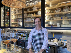 Hoy productores de quesos en El Mercado del Este de Santander