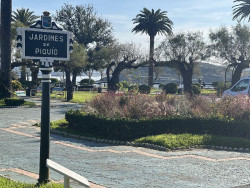 Igual duplica el coste de las obras de Piqu&iacute;o y se queda tan -"ancha"-, al menos no ha ordenado destruir los jardines como hizo con la Plaza Italia