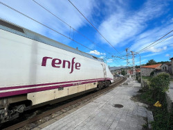  Interrumpidos los trenes entre Reinosa y Sope&ntilde;a tras el arrollamiento de una persona en un paso a nivel