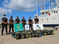 Intervienen 1.200 kilos de coca&iacute;na en un velero a 600 millas de Canarias y detienen a sus dos tripulantes