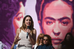 Irene Montero: "&iquest;De qu&eacute; sirve criticar al PP, si despu&eacute;s se pacta con ellos la reforma de la Ley `solo s&iacute; es s&iacute;`?"