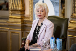 Isabel Allende se irá de EE.UU : "No quiero vivir en una dictadura"