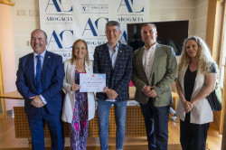 Isabel Urrutia recibe la Distinción de Honor del Colegio profesional de Ciencia Política y Sociología