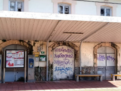 IU denuncia el estado de los apeaderos de tren de Cazoña y Adarzo en Santander