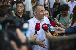 Izquierda Unida recula, acepta el rearme de Espa&ntilde;a , pero siempre que no se pase del 5 %. Los sillones son los sillones.