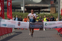 Javier G&oacute;mez Noya y Marta Borb&oacute;n, vencedores del Triatl&oacute;n Ciudad de Santander