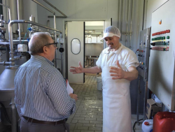 Javier y Casimiro mantienen la marca de Quesos Cobo de Liérganes, por Pedro Arce Díez