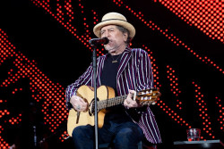 Joaqu&iacute;n Sabina anuncia `Hola y adi&oacute;s`, la gira de despedida de escenarios "multitudinarios"