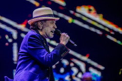 Joaqu&iacute;n Sabina llena de `bombines` el Madrid Arena en su concierto de despedida con el p&uacute;blico en pie