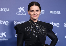 Juliette Binoche, Goya Internacional, homenajea a Saura cantando `Por qu&eacute; te vas`, un tema que le "conmueve"